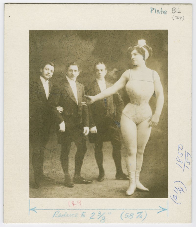 Sandwina posing with three men